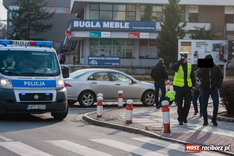 Zdjęcie w galerii na portalu naszraciborz.pl: Zderzenie forda i hondy pod raciborskim sądem wiadomości z regionu