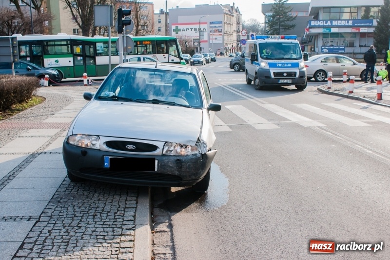 Zdjęcie w galerii na portalu naszraciborz.pl: Zderzenie forda i hondy pod raciborskim sądem wiadomości z regionu