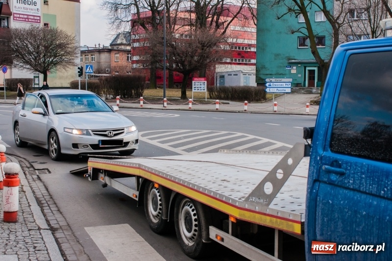 Zdjęcie w galerii na portalu naszraciborz.pl: Zderzenie forda i hondy pod raciborskim sądem wiadomości z regionu