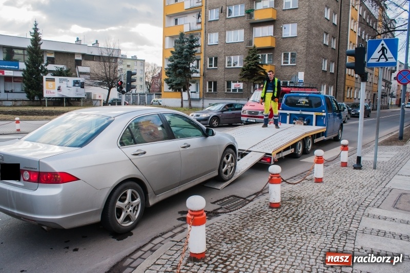 Zdjęcie w galerii na portalu naszraciborz.pl: Zderzenie forda i hondy pod raciborskim sądem wiadomości z regionu