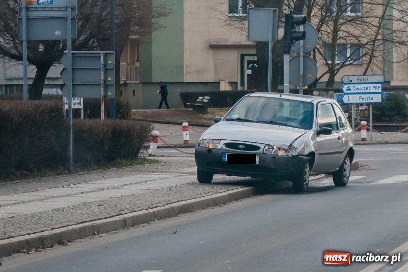 Zdjęcie w galerii na portalu naszraciborz.pl: Zderzenie forda i hondy pod raciborskim sądem wiadomości z regionu