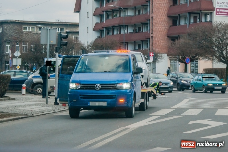 Zdjęcie w galerii na portalu naszraciborz.pl: Zderzenie forda i hondy pod raciborskim sądem wiadomości z regionu