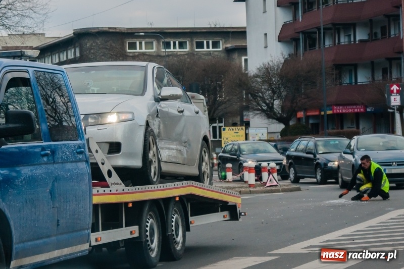 Zdjęcie w galerii na portalu naszraciborz.pl: Zderzenie forda i hondy pod raciborskim sądem wiadomości z regionu