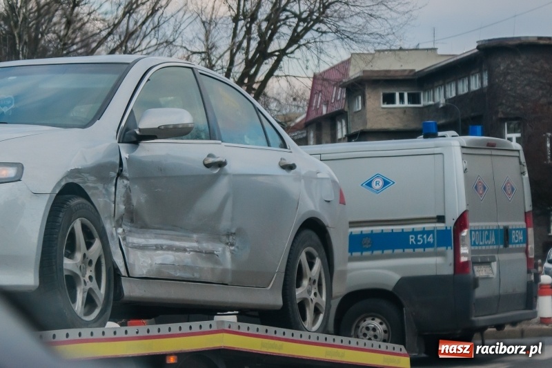 Zdjęcie w galerii na portalu naszraciborz.pl: Zderzenie forda i hondy pod raciborskim sądem wiadomości z regionu