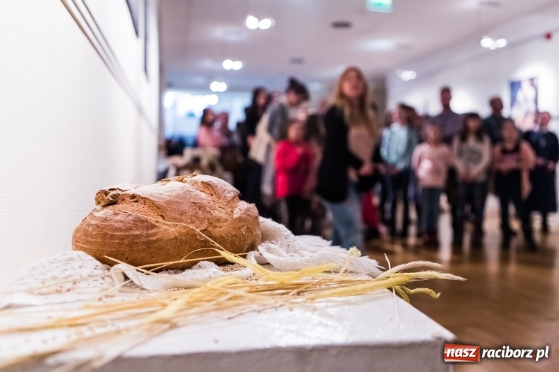 Zdjęcie w galerii na portalu naszraciborz.pl: Otwarcie wystawy Słowiańska Lunaria w RCK wiadomości z regionu