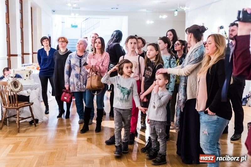 Zdjęcie w galerii na portalu naszraciborz.pl: Otwarcie wystawy Słowiańska Lunaria w RCK wiadomości z regionu