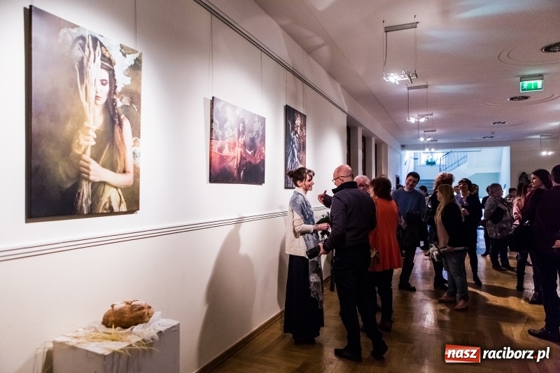 Zdjęcie w galerii na portalu naszraciborz.pl: Otwarcie wystawy Słowiańska Lunaria w RCK wiadomości z regionu