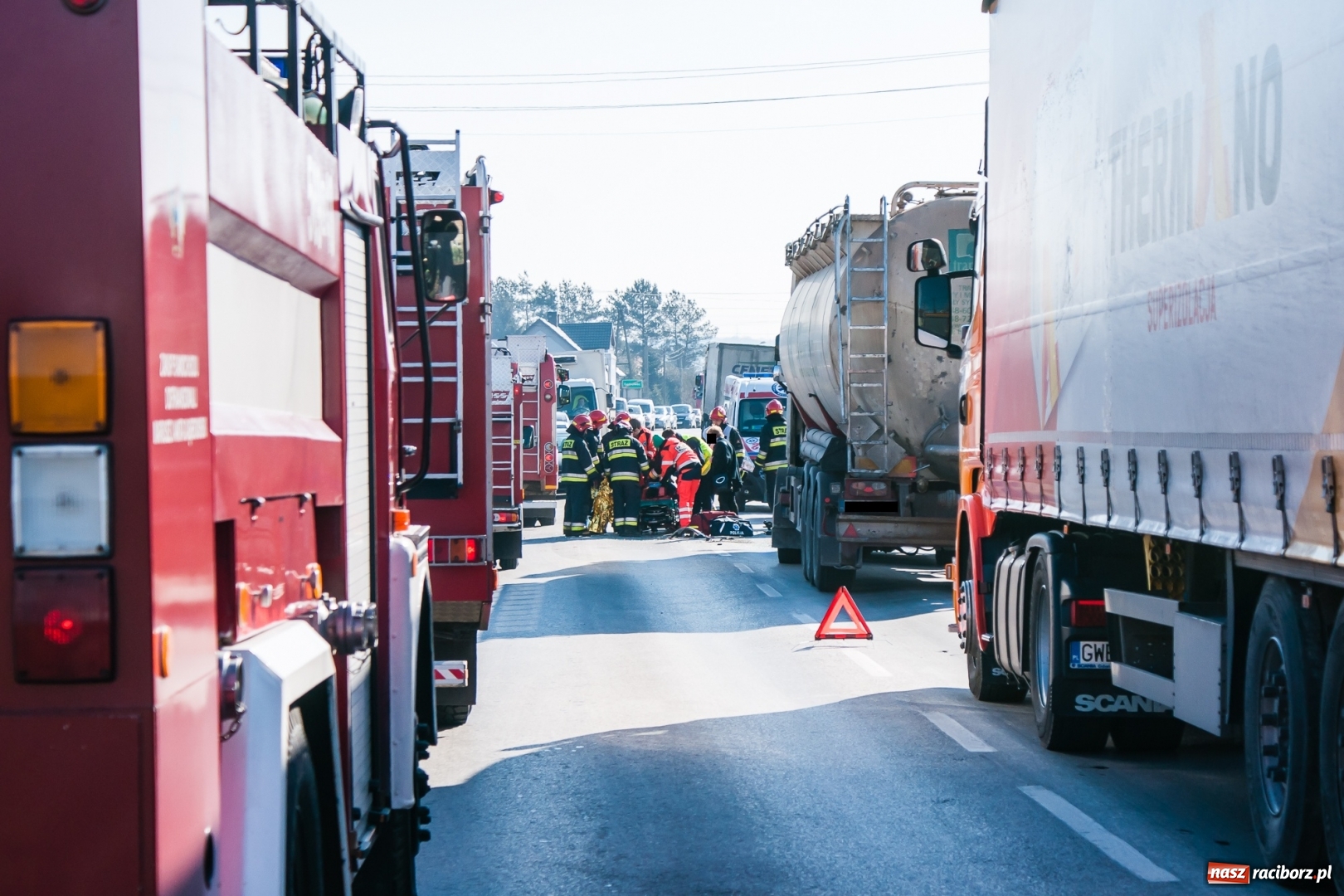 Zdjęcie w galerii na portalu naszraciborz.pl: DW 935 Kornowac. Zderzenie osobowego suzuki z cysterną wiadomości z regionu