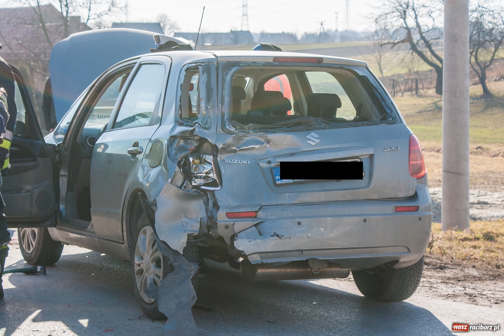 Zdjęcie w galerii na portalu naszraciborz.pl: DW 935 Kornowac. Zderzenie osobowego suzuki z cysterną wiadomości z regionu