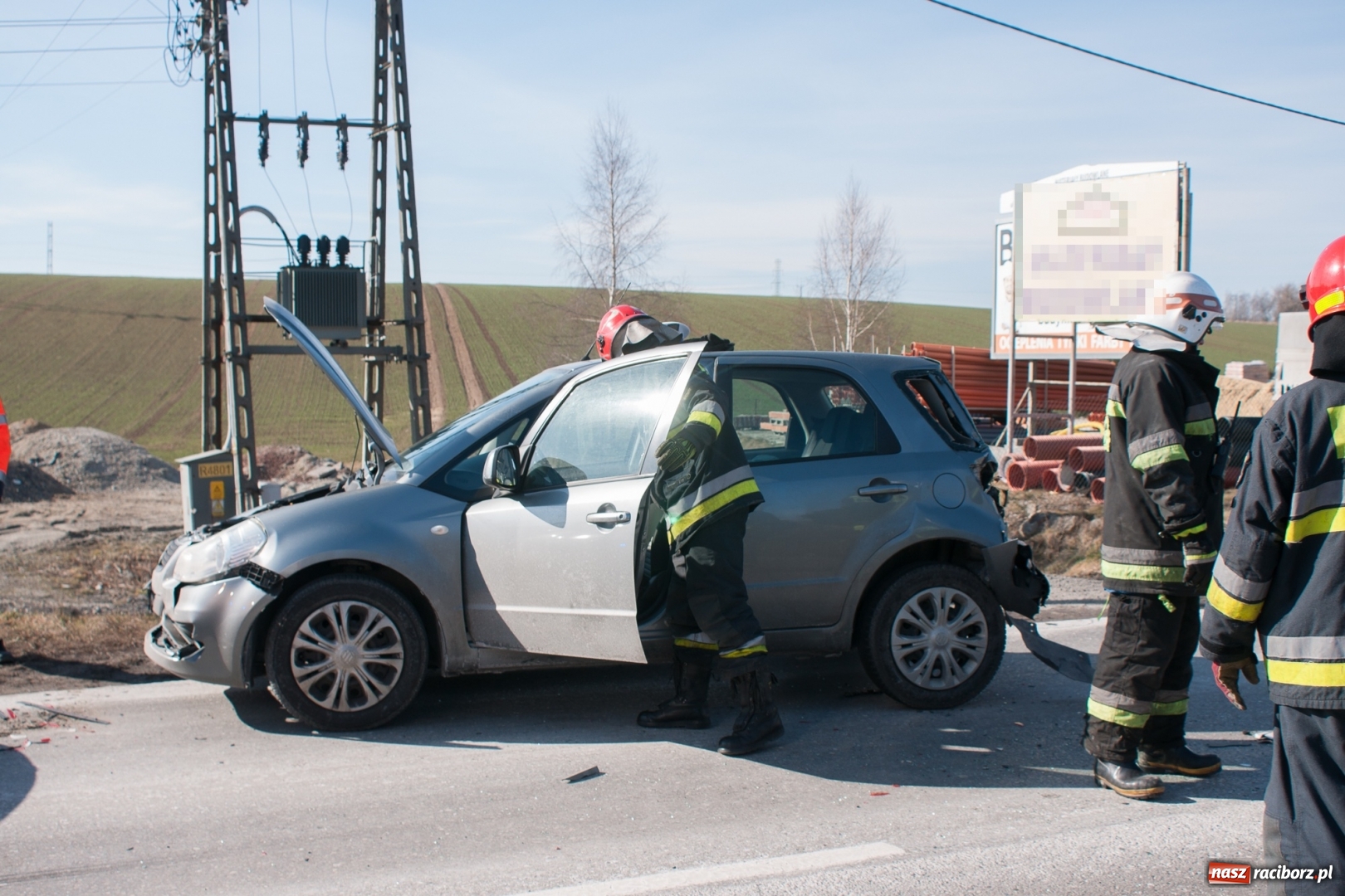 Zdjęcie w galerii na portalu naszraciborz.pl: DW 935 Kornowac. Zderzenie osobowego suzuki z cysterną wiadomości z regionu
