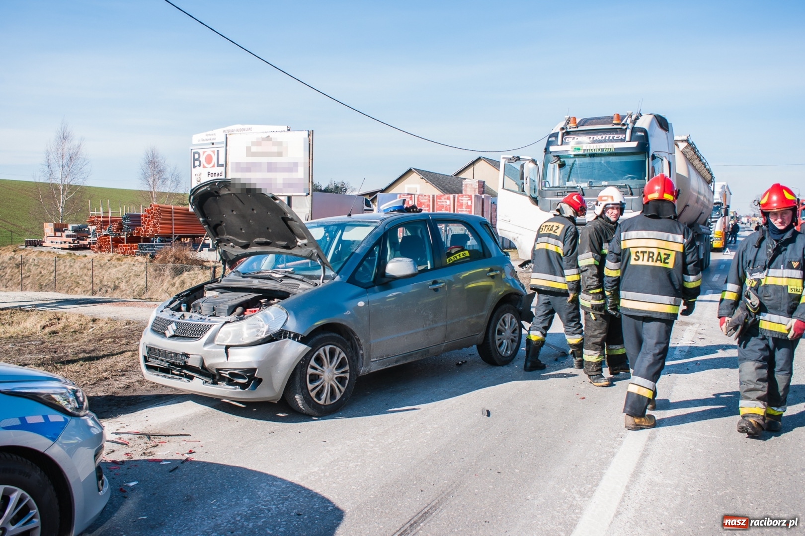 Zdjęcie w galerii na portalu naszraciborz.pl: DW 935 Kornowac. Zderzenie osobowego suzuki z cysterną wiadomości z regionu