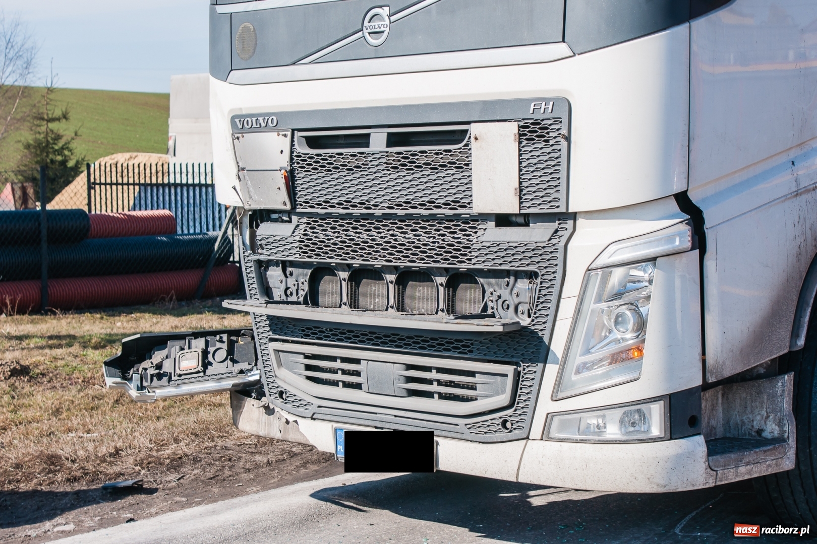 Zdjęcie w galerii na portalu naszraciborz.pl: DW 935 Kornowac. Zderzenie osobowego suzuki z cysterną wiadomości z regionu