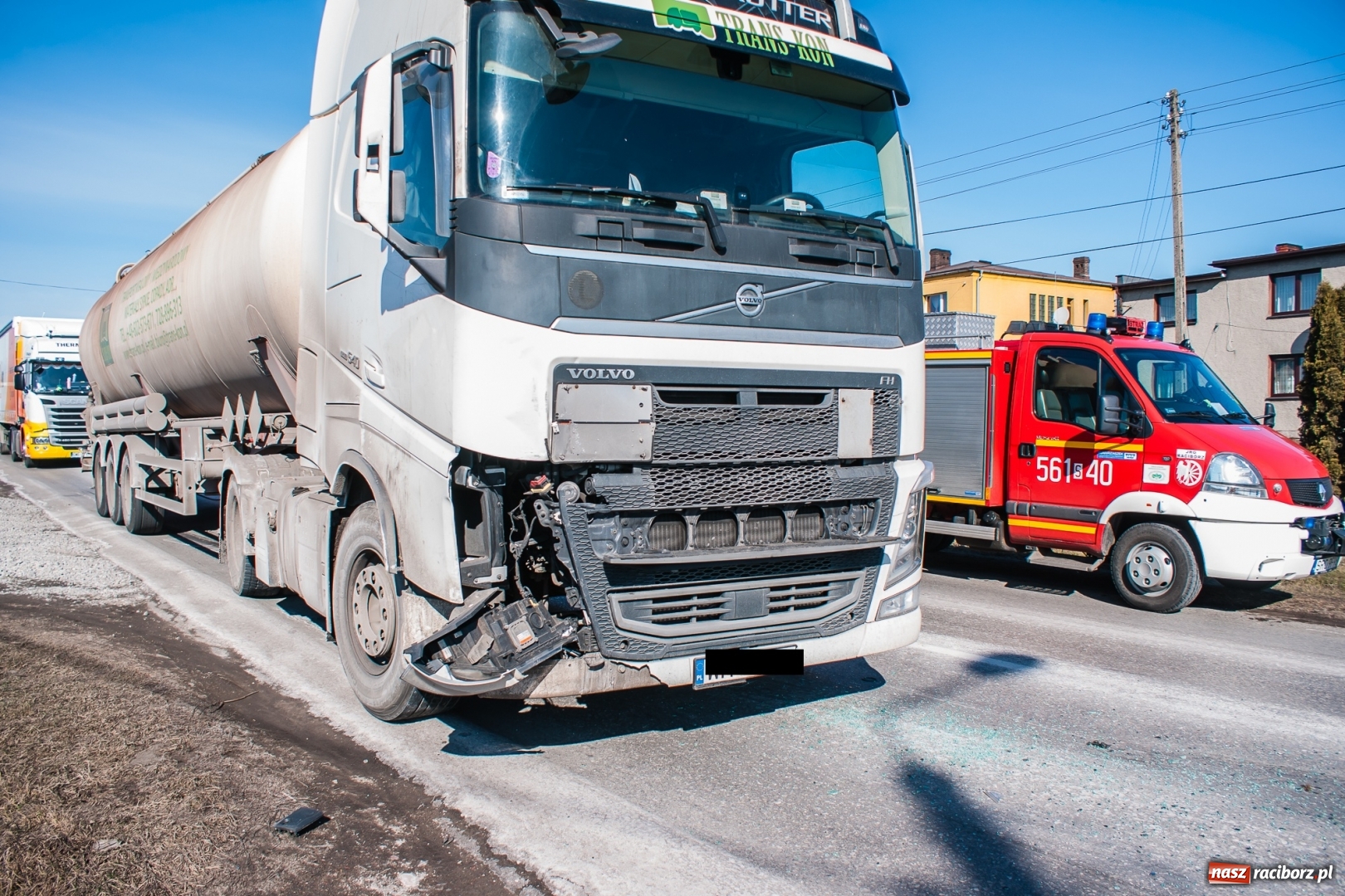 Zdjęcie w galerii na portalu naszraciborz.pl: DW 935 Kornowac. Zderzenie osobowego suzuki z cysterną wiadomości z regionu