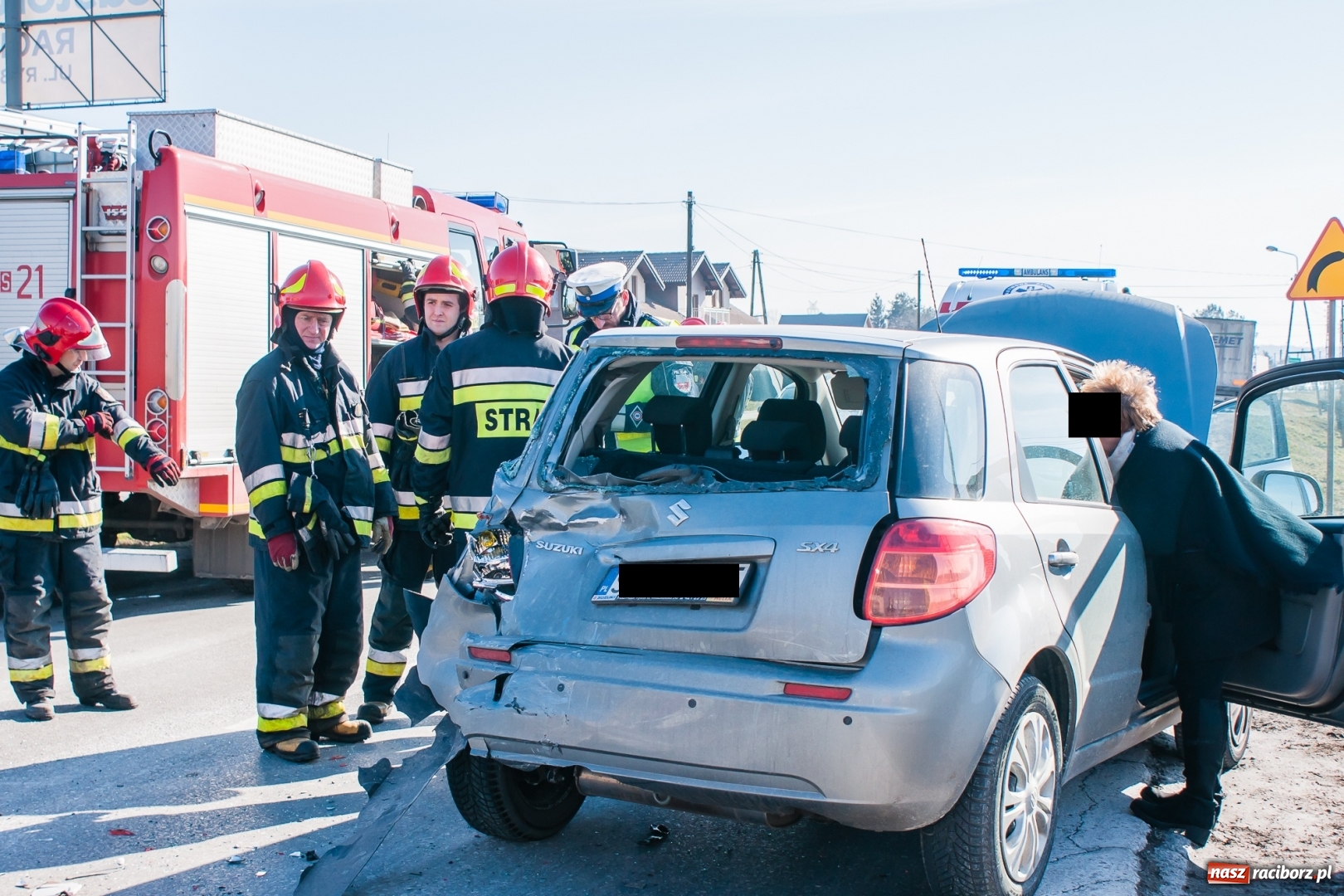Zdjęcie w galerii na portalu naszraciborz.pl: DW 935 Kornowac. Zderzenie osobowego suzuki z cysterną wiadomości z regionu