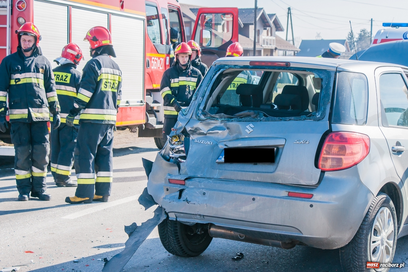 Zdjęcie w galerii na portalu naszraciborz.pl: DW 935 Kornowac. Zderzenie osobowego suzuki z cysterną wiadomości z regionu