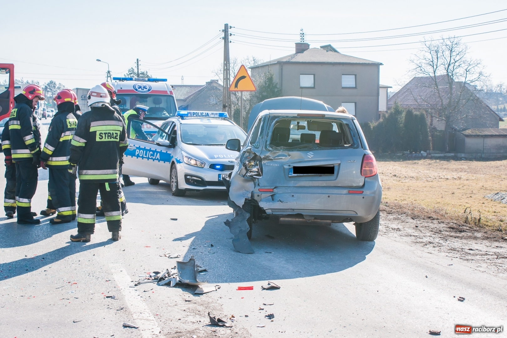 Zdjęcie w galerii na portalu naszraciborz.pl: DW 935 Kornowac. Zderzenie osobowego suzuki z cysterną wiadomości z regionu