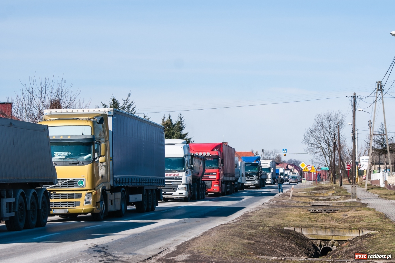 Zdjęcie w galerii na portalu naszraciborz.pl: DW 935 Kornowac. Zderzenie osobowego suzuki z cysterną wiadomości z regionu