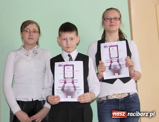 Zdjęcie w galerii na portalu naszraciborz.pl: Recytowali i tańczyli wiadomości z regionu