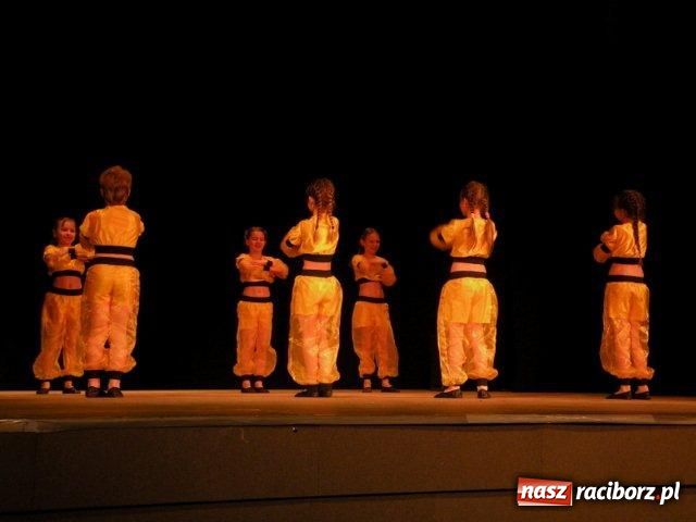 Zdjęcie w galerii na portalu naszraciborz.pl: Recytowali i tańczyli wiadomości z regionu