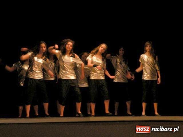 Zdjęcie w galerii na portalu naszraciborz.pl: Recytowali i tańczyli wiadomości z regionu