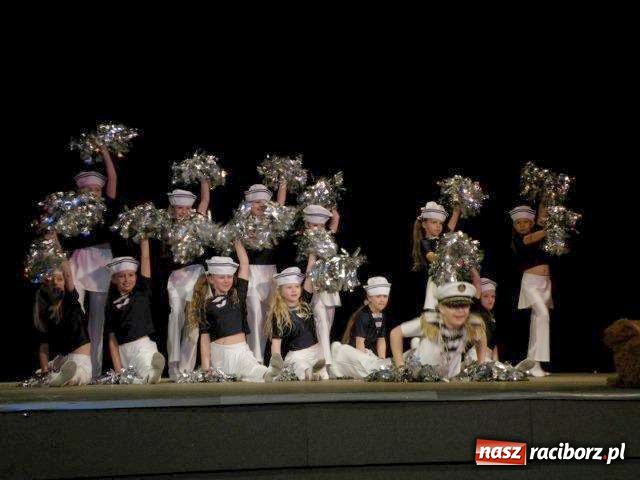 Zdjęcie w galerii na portalu naszraciborz.pl: Recytowali i tańczyli wiadomości z regionu