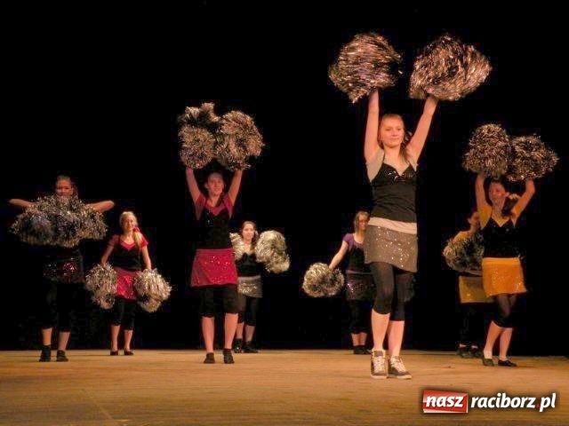 Zdjęcie w galerii na portalu naszraciborz.pl: Recytowali i tańczyli wiadomości z regionu