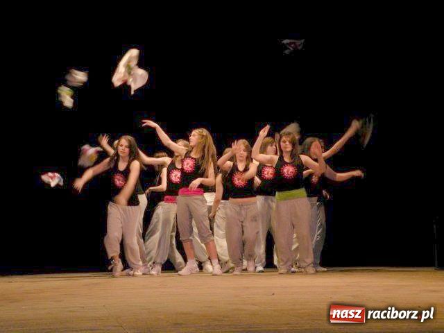 Zdjęcie w galerii na portalu naszraciborz.pl: Recytowali i tańczyli wiadomości z regionu