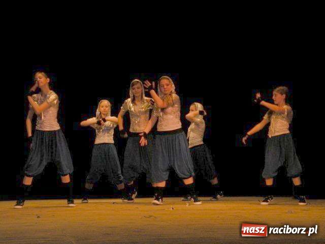 Zdjęcie w galerii na portalu naszraciborz.pl: Recytowali i tańczyli wiadomości z regionu