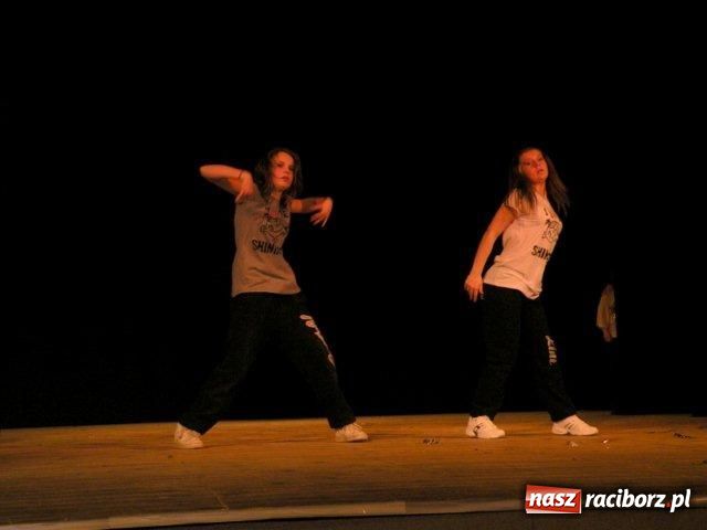 Zdjęcie w galerii na portalu naszraciborz.pl: Recytowali i tańczyli wiadomości z regionu