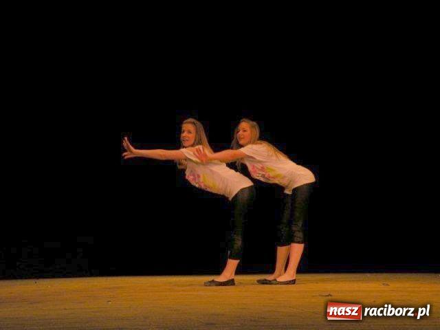 Zdjęcie w galerii na portalu naszraciborz.pl: Recytowali i tańczyli wiadomości z regionu