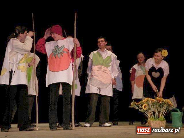 Zdjęcie w galerii na portalu naszraciborz.pl: Recytowali i tańczyli wiadomości z regionu