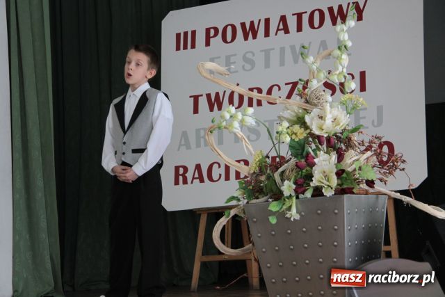 Zdjęcie w galerii na portalu naszraciborz.pl: Recytowali i tańczyli wiadomości z regionu