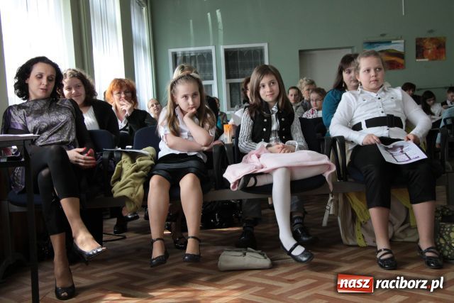 Zdjęcie w galerii na portalu naszraciborz.pl: Recytowali i tańczyli wiadomości z regionu