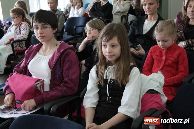 Zdjęcie w galerii na portalu naszraciborz.pl: Recytowali i tańczyli wiadomości z regionu