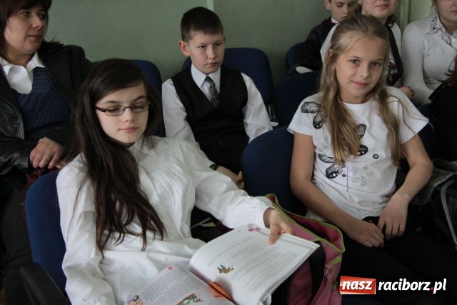 Zdjęcie w galerii na portalu naszraciborz.pl: Recytowali i tańczyli wiadomości z regionu