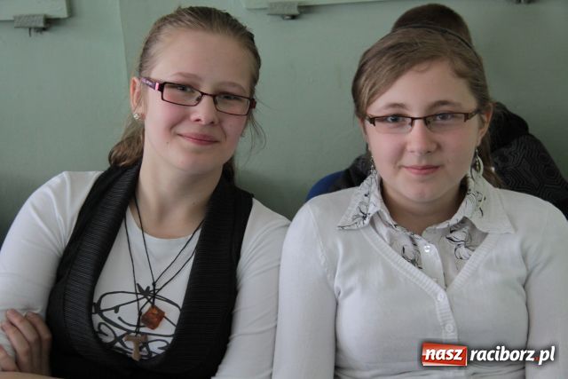 Zdjęcie w galerii na portalu naszraciborz.pl: Recytowali i tańczyli wiadomości z regionu