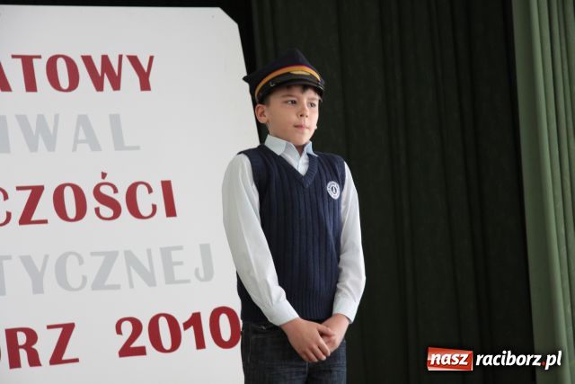 Zdjęcie w galerii na portalu naszraciborz.pl: Recytowali i tańczyli wiadomości z regionu