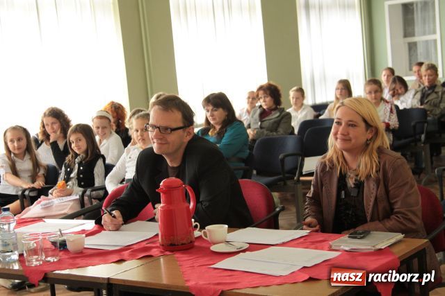 Zdjęcie w galerii na portalu naszraciborz.pl: Recytowali i tańczyli wiadomości z regionu