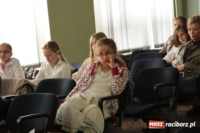 Zdjęcie w galerii na portalu naszraciborz.pl: Recytowali i tańczyli wiadomości z regionu