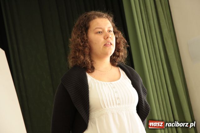 Zdjęcie w galerii na portalu naszraciborz.pl: Recytowali i tańczyli wiadomości z regionu