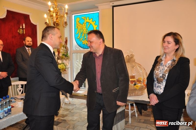 Zdjęcie w galerii na portalu naszraciborz.pl: Rada Miasta pożegnała Henryka Linka, emerytowanego Komendanta Komisariatu w Kuźni Raciborskiej wiadomości z regionu