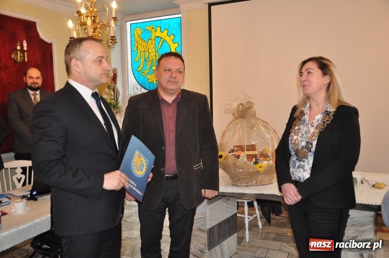 Zdjęcie w galerii na portalu naszraciborz.pl: Rada Miasta pożegnała Henryka Linka, emerytowanego Komendanta Komisariatu w Kuźni Raciborskiej wiadomości z regionu