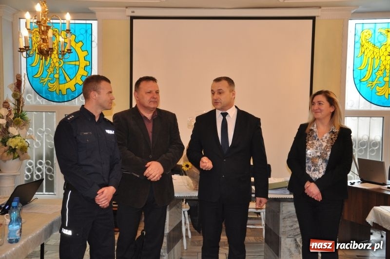 Zdjęcie w galerii na portalu naszraciborz.pl: Rada Miasta pożegnała Henryka Linka, emerytowanego Komendanta Komisariatu w Kuźni Raciborskiej wiadomości z regionu
