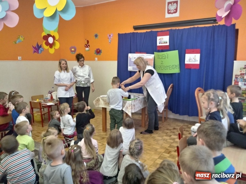 Zdjęcie w galerii na portalu naszraciborz.pl: Dzień z Eksperymetami w przedszkolu w Turzu wiadomości z regionu