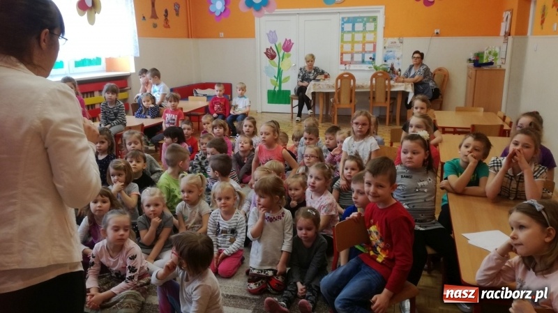 Zdjęcie w galerii na portalu naszraciborz.pl: Dzień z Eksperymetami w przedszkolu w Turzu wiadomości z regionu