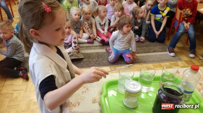Zdjęcie w galerii na portalu naszraciborz.pl: Dzień z Eksperymetami w przedszkolu w Turzu wiadomości z regionu