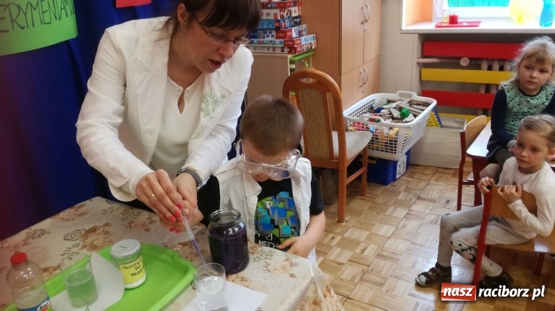 Zdjęcie w galerii na portalu naszraciborz.pl: Dzień z Eksperymetami w przedszkolu w Turzu wiadomości z regionu