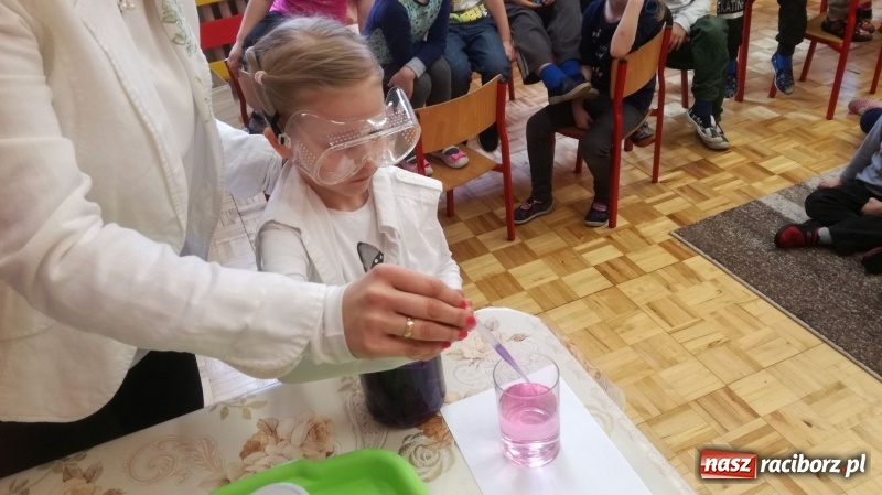 Zdjęcie w galerii na portalu naszraciborz.pl: Dzień z Eksperymetami w przedszkolu w Turzu wiadomości z regionu