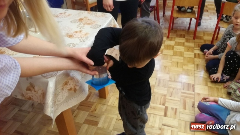 Zdjęcie w galerii na portalu naszraciborz.pl: Dzień z Eksperymetami w przedszkolu w Turzu wiadomości z regionu