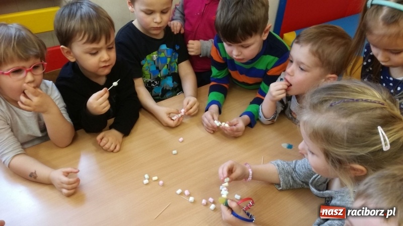 Zdjęcie w galerii na portalu naszraciborz.pl: Dzień z Eksperymetami w przedszkolu w Turzu wiadomości z regionu